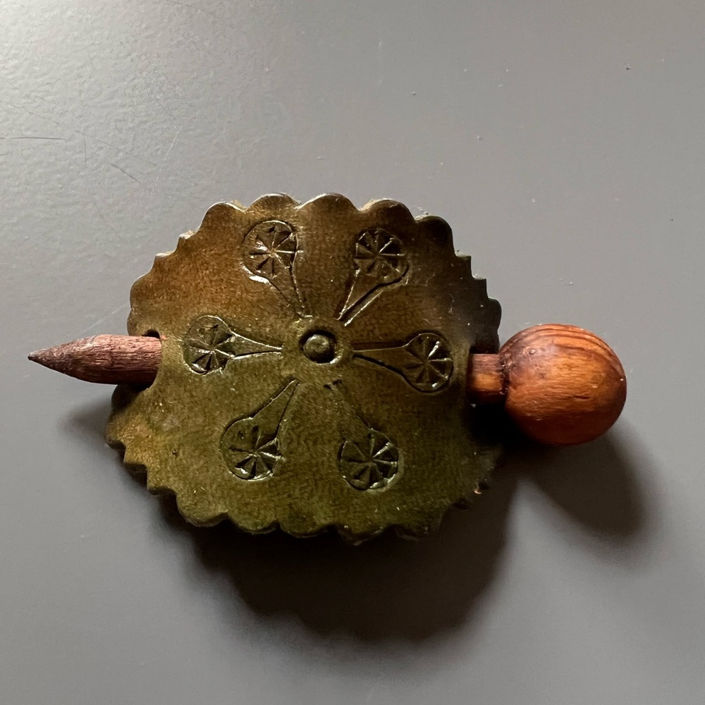 Hair Accessory leather and wooden made.
Unique olive brown light and elegant 💚